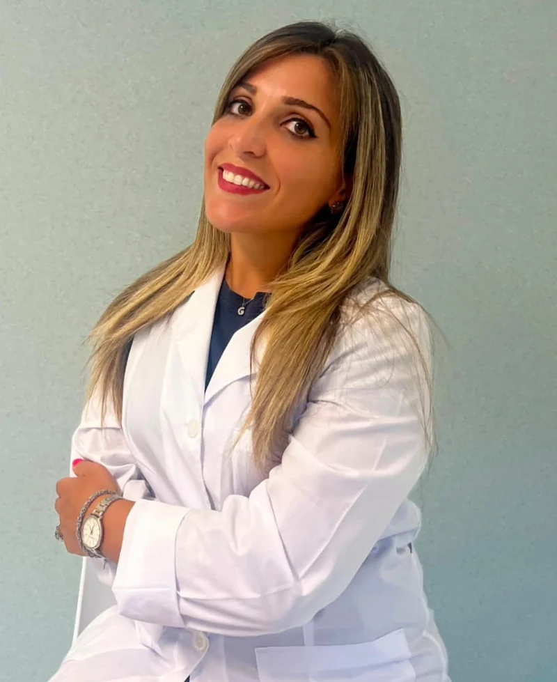 Ritratto della Dott.ssa Giovanna Stilo, in camice, nel laboratorio Morgana.